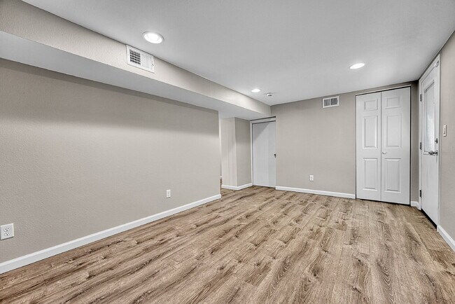 Building Photo - $1,440.95 -  1 bed, 1 bath Condo in Denver.