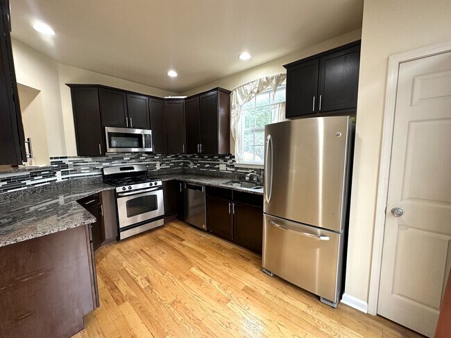 Building Photo - 3 bedrooms, 2.5 bathrooms