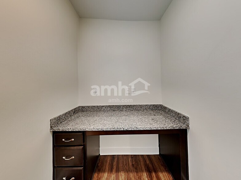 Building Photo - 5921 Hampton Creek Rd