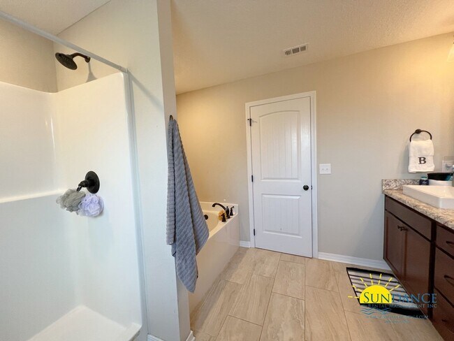 Building Photo - Beautiful 3 Bedroom Home in Crestview!