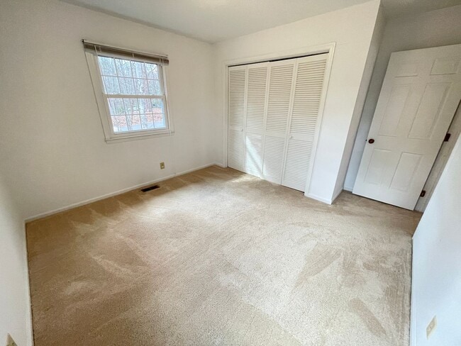 Building Photo - Lovely 3br 2ba home in quiet Chapel Hill neighborhood, walking distance to McDougle Elementary!