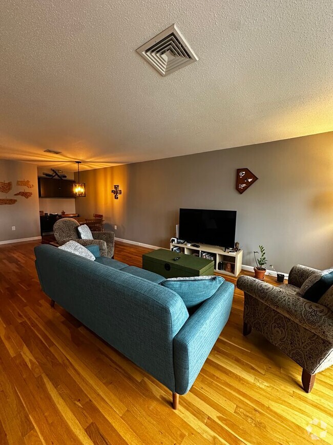 Building Photo - Spacious 2-Bed, 2-Bath Condo with 2 Parkin...