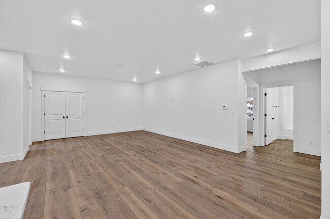 Building Photo - L199ER