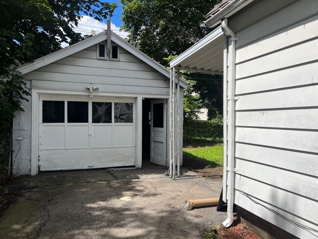 Building Photo - 1st FL BEDROOMS, 1ST FL LAUNDRY. MOVE-IN R...