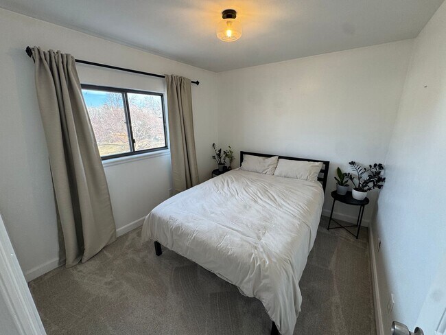 Building Photo - 1 or 2 bedrooms available