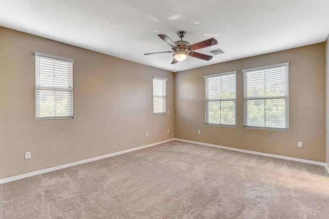 Building Photo - Gorgeous 4 bedroom near Aliante!