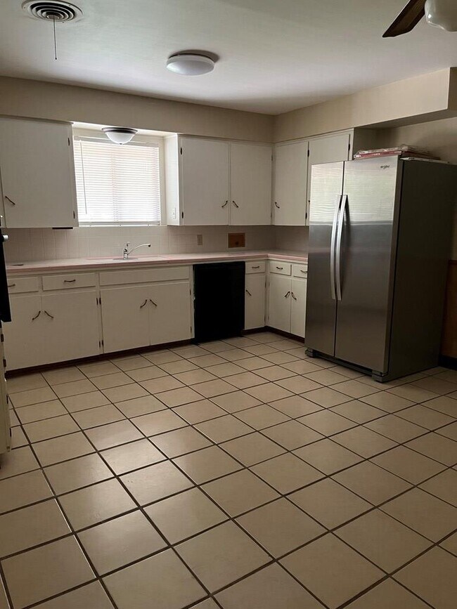 Building Photo - 612 Bluebonnet Dr