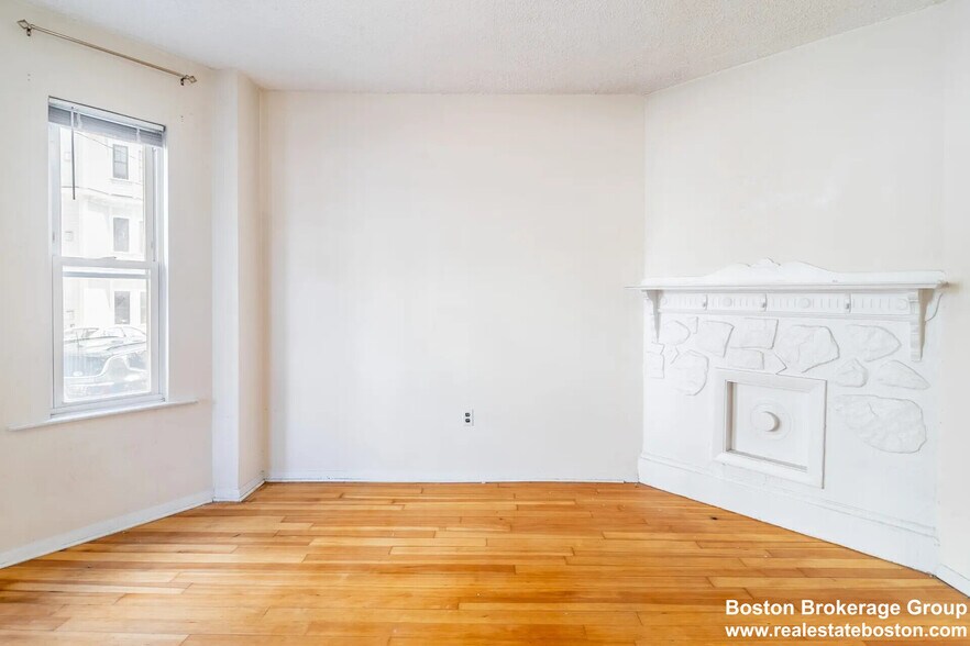 Primary Photo - 20 Howell St