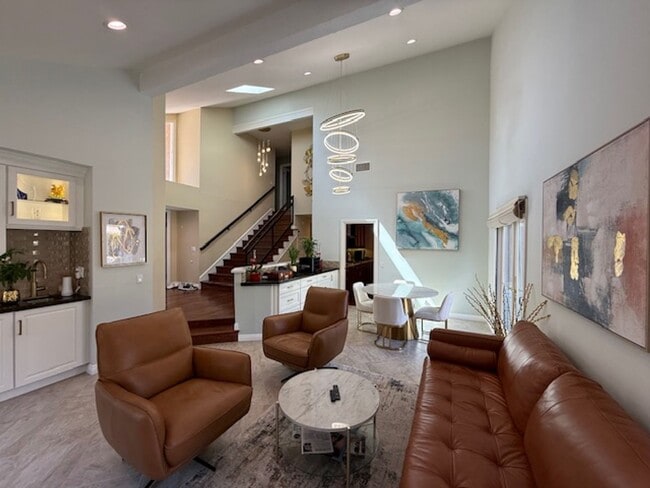Building Photo - 5 bedroom home in Huntington Beach