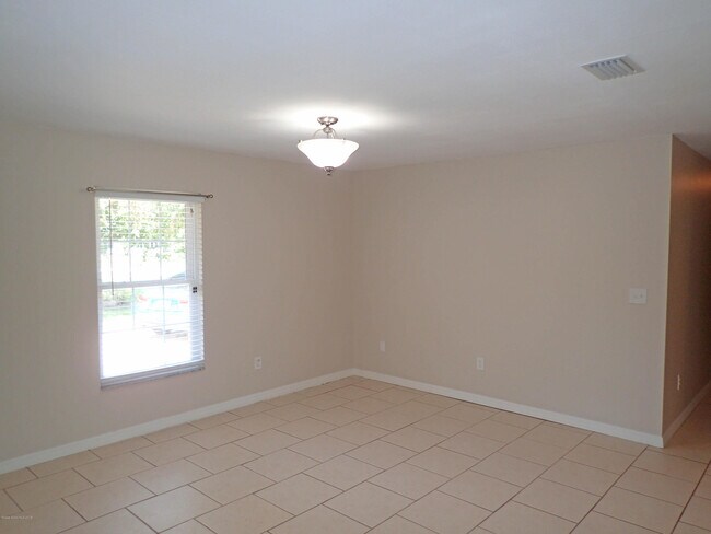 Building Photo - 525 Hidden Creek Dr