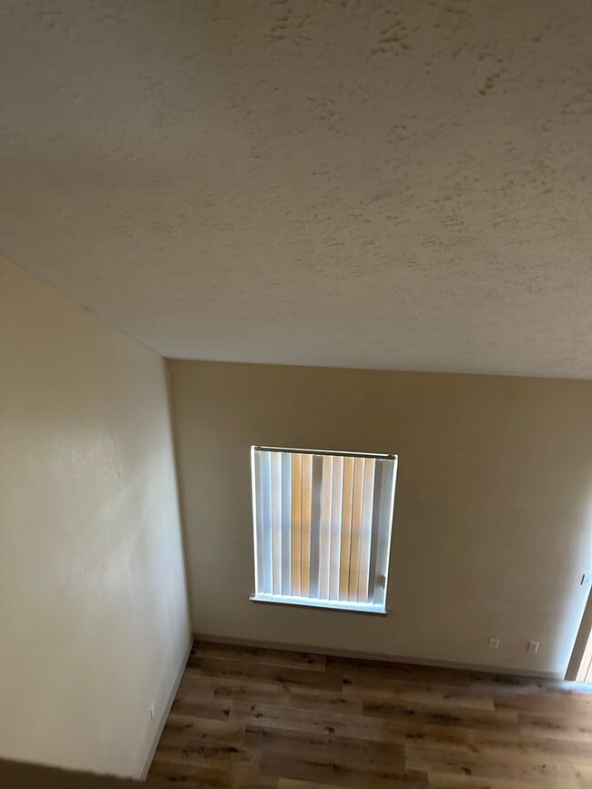 Building Photo - New laminate floors