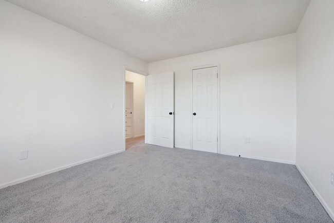 Building Photo - 3-Bedroom Home Near Dining, Shopping & Broadway Extension