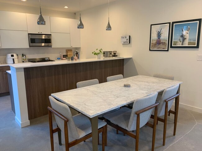 Building Photo - Capital Hill Row House ! 3 bed, 3 bath 194...