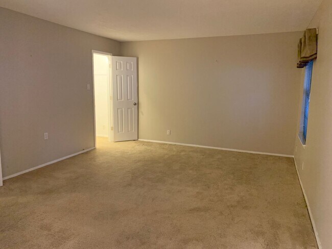 Building Photo - 812 Oro Real NE