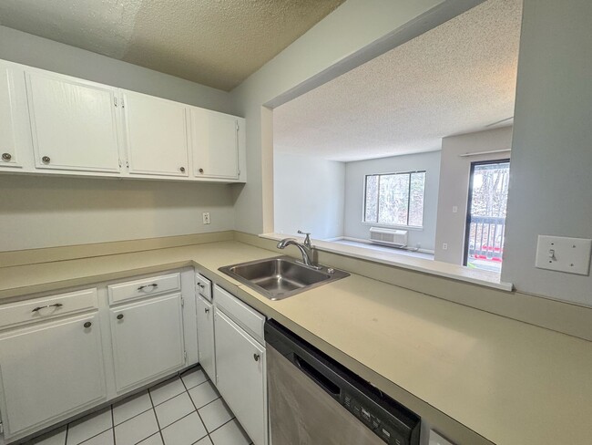 Building Photo - Large 2-Bed/1-Bath w/ Private Balcony & In...