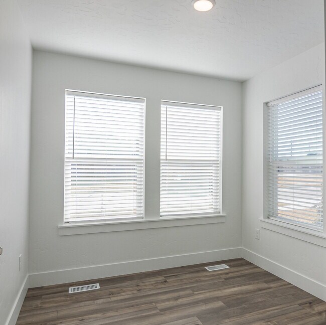 Building Photo - "READY NOW! 3-Bed PLUS Office-Townhouse Retreat in Eagle, ID – Spacious Living with 2.5 Baths!"