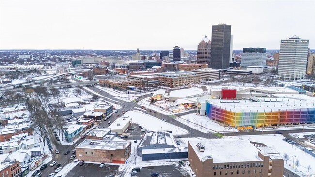 Building Photo - 186 Monroe Ave