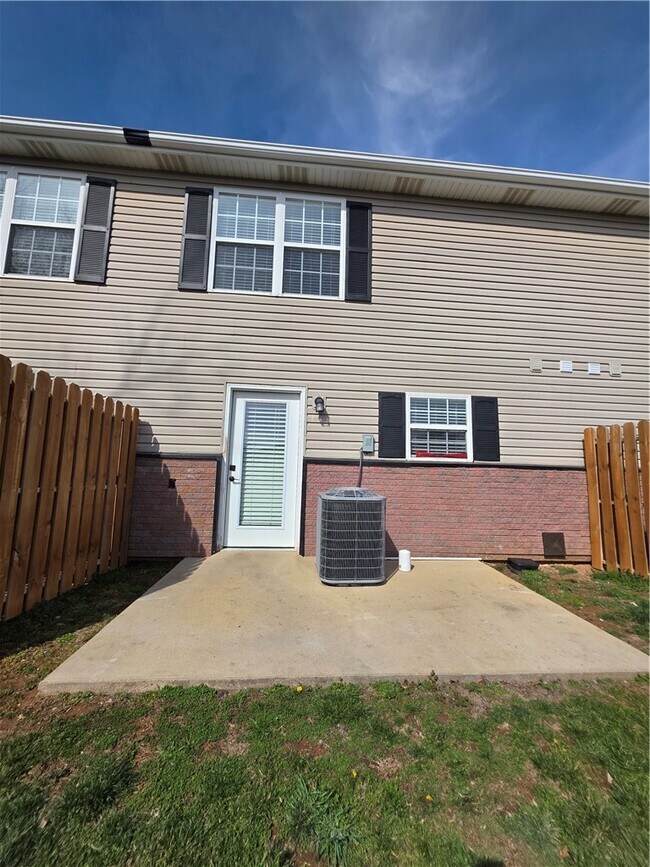 Building Photo - 2302 SE Jayel Terrace