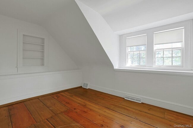 Building Photo - 105 S Greenbush Rd