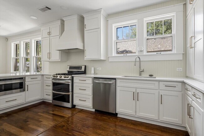 Building Photo - 3/2 fully updated with appliances included!