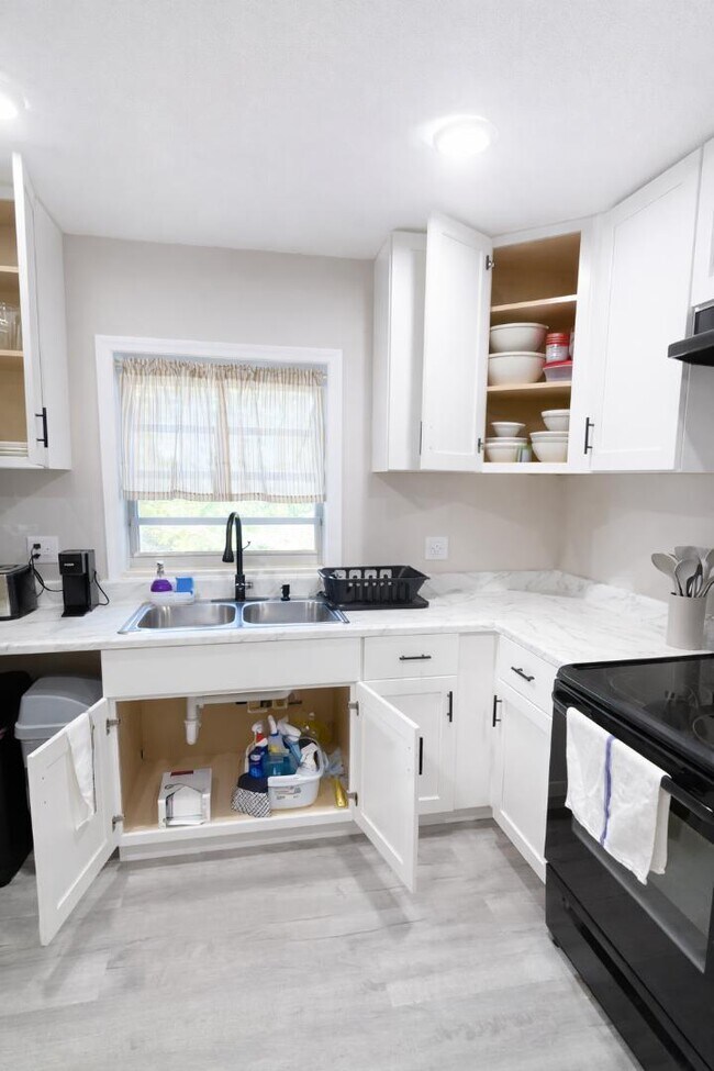 Building Photo - 807 Ave M SW