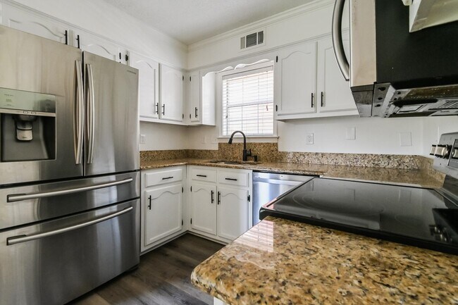 Building Photo - 9406 Slezenger Ln