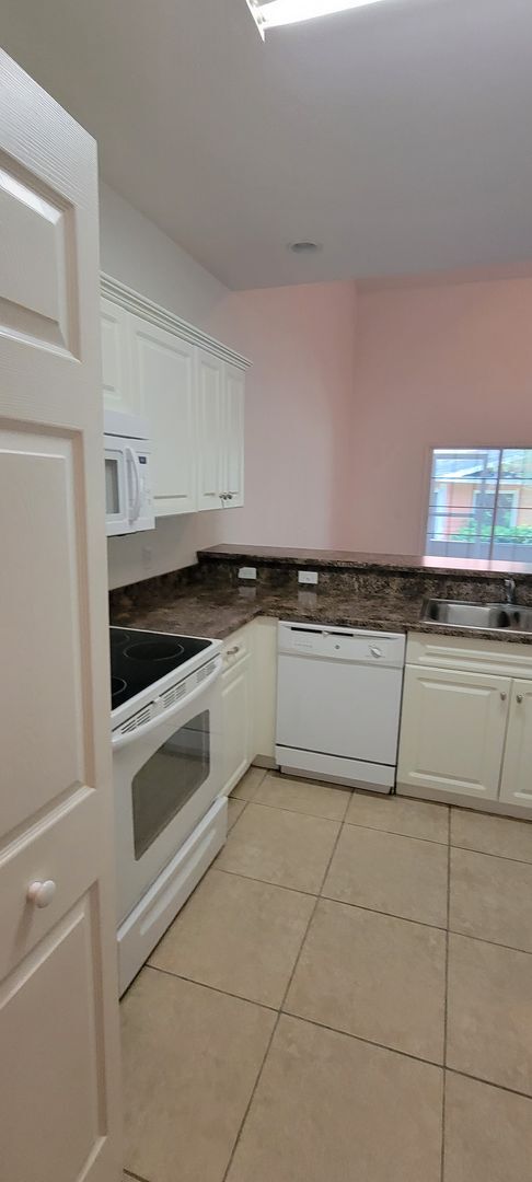Building Photo - Charming 2/2 townhouse in Eagle Trace