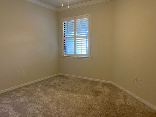 Building Photo - 2 bedroom, 2 bathroom attached villa home ...