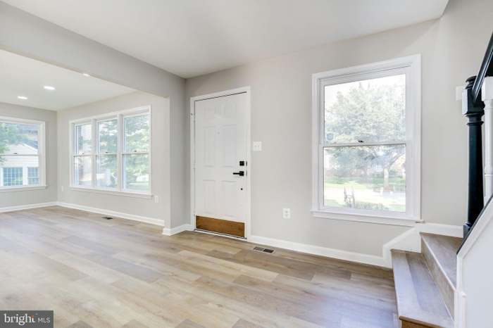 Building Photo - 3520 Golden Hill Dr