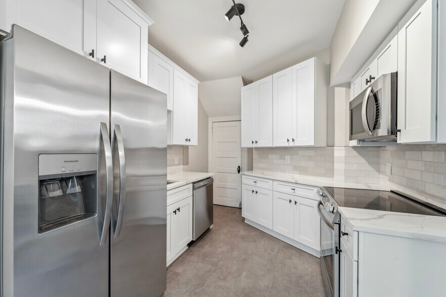 Building Photo - 95 Leroy St