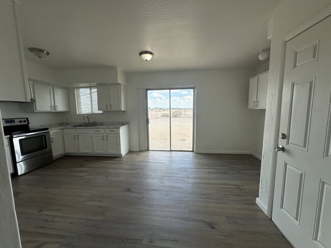 Building Photo - 5431 N Lakeshore Dr