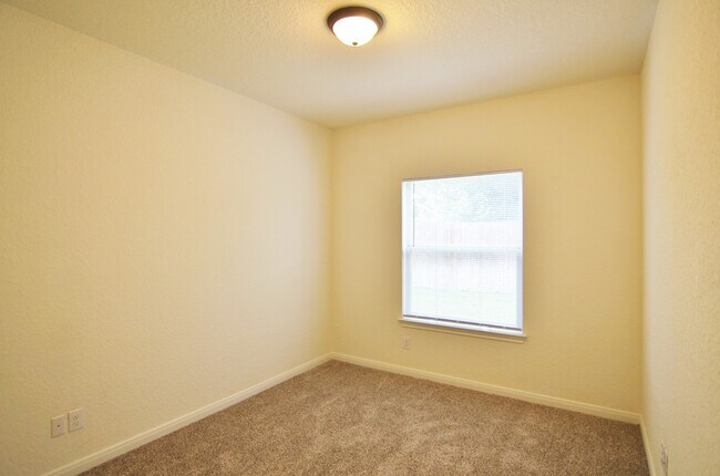 Building Photo - Large Deck off Living Room / Fridge Included /Located Between Gruene & Downtown New Braunfels /CISD