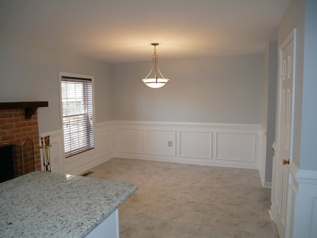 Building Photo - 4 Bedroom 3.5 Bath Corner Unit Townhouse o...