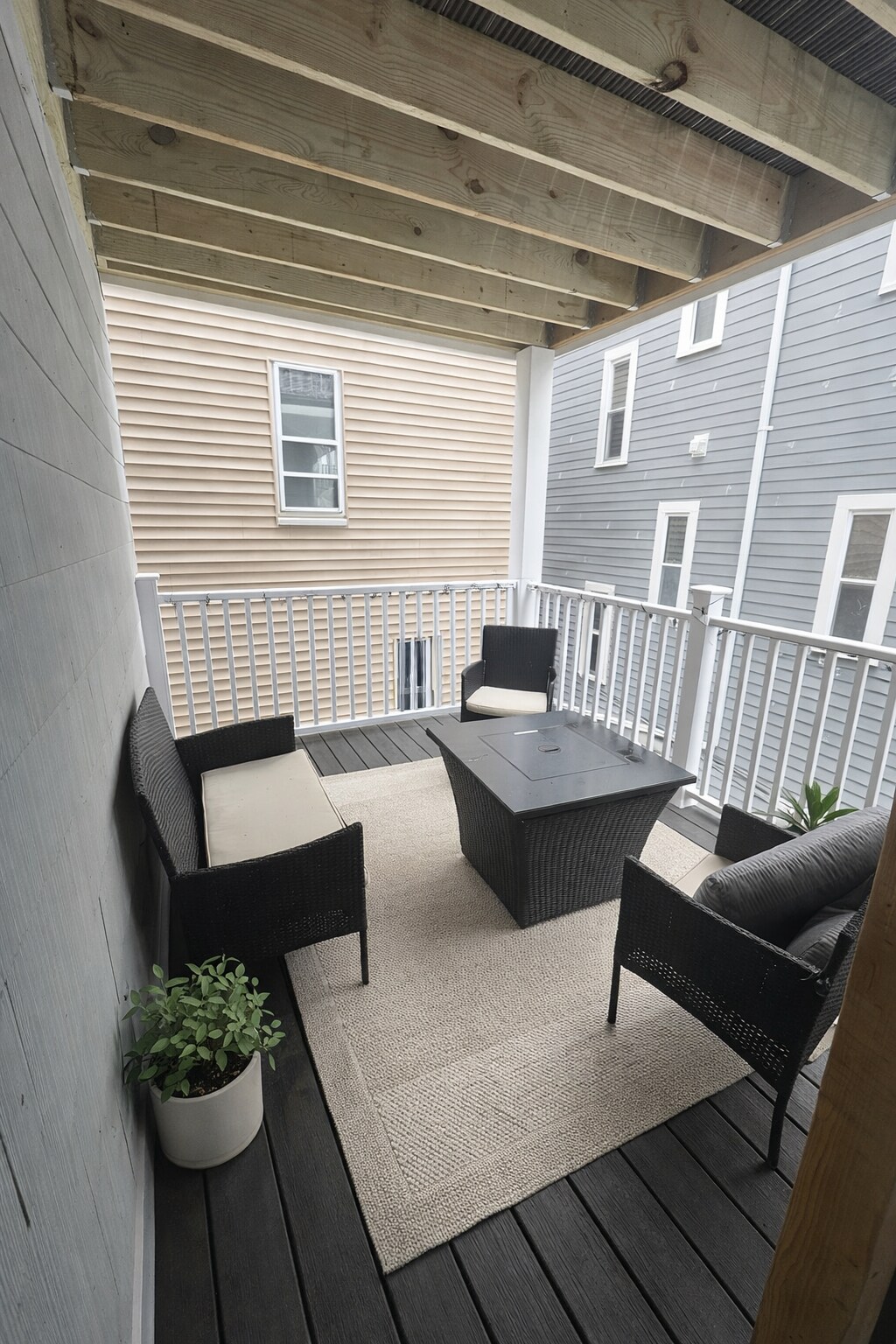 Building Photo - 910 E 4th St