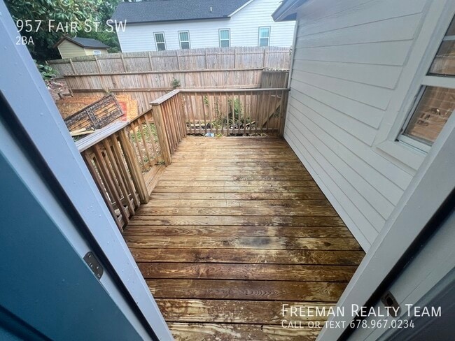 Building Photo - Newly Renovated Shared Student House Near ...