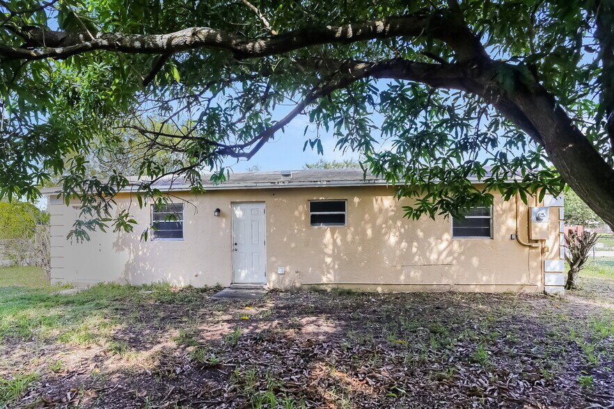 Building Photo - 2960 NW 20th St