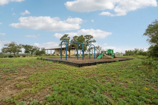 Building Photo - Price Improvement! This 4 bed, 2.5 bath ho...