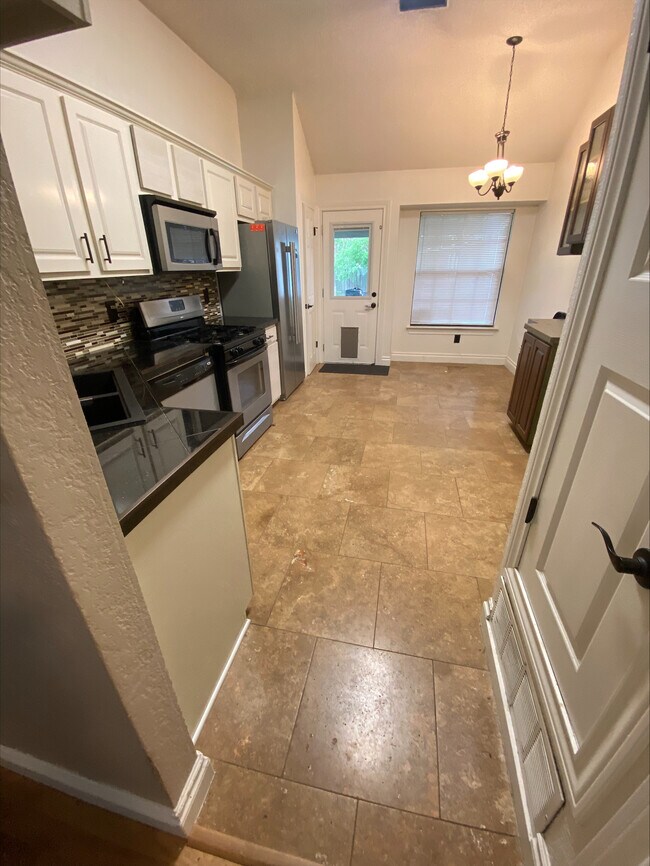 Building Photo - 702 Spring Hollow Dr