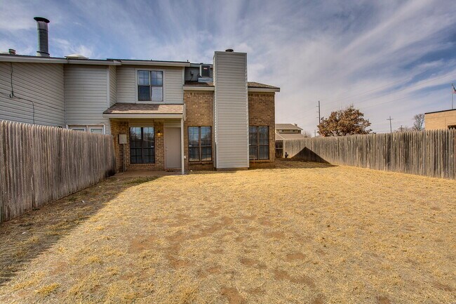 Primary Photo - Spacious 2/2.5/2!