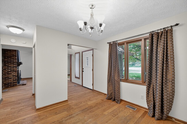 Building Photo - 4 Bedroom Near Butler University!