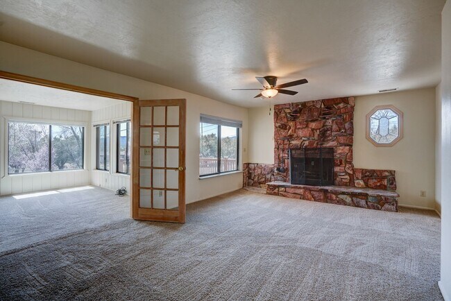 Building Photo - 5 Bedroom + a Den, 3 Bathroom, 2 Car Garage For Rent in Prescott!