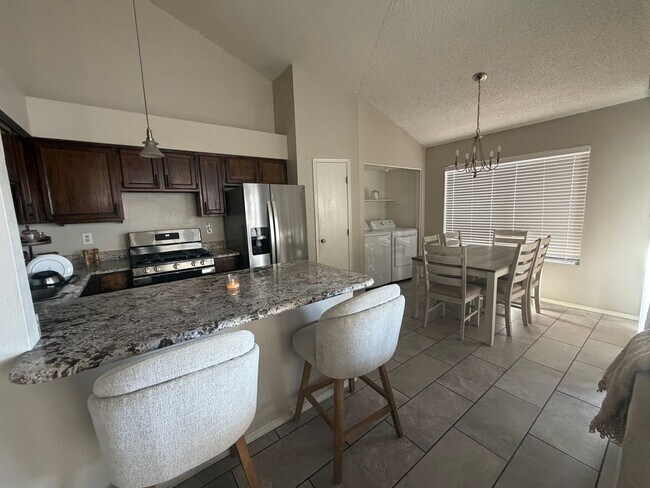 Building Photo - 2 Bedroom 2 bath private enclosed yard for