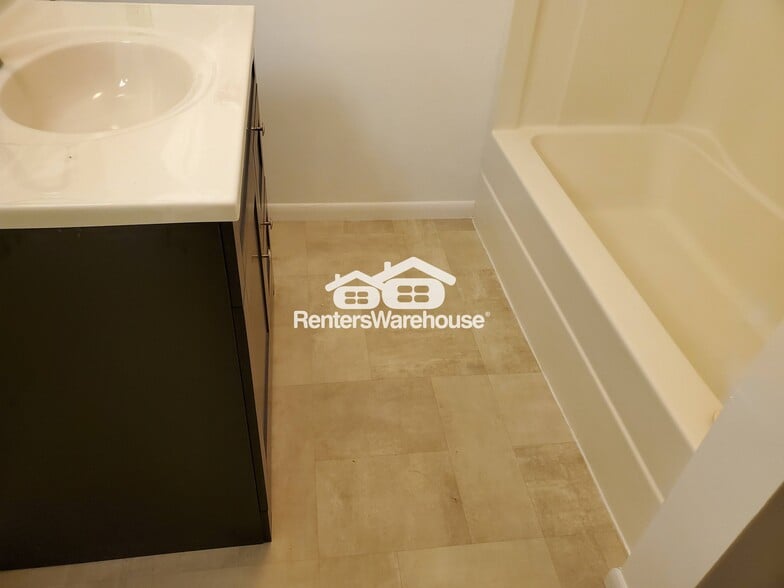 Building Photo - 109 4th Ave SE