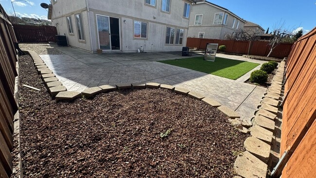 Building Photo - AVAILABLE! OPEN HOUSE Friday 2/26/26 at 5:30-6:30 pm