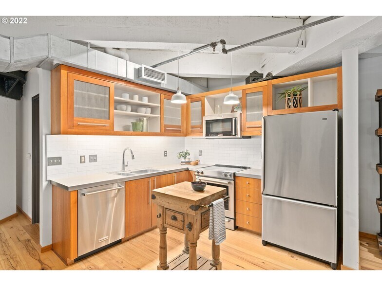 Building Photo - 1420 NW Lovejoy St