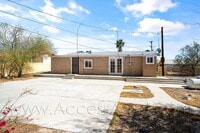 Building Photo - Charming 4 Bed/2.5 Bath Home With Spacious Backyard And Gated Entrance!