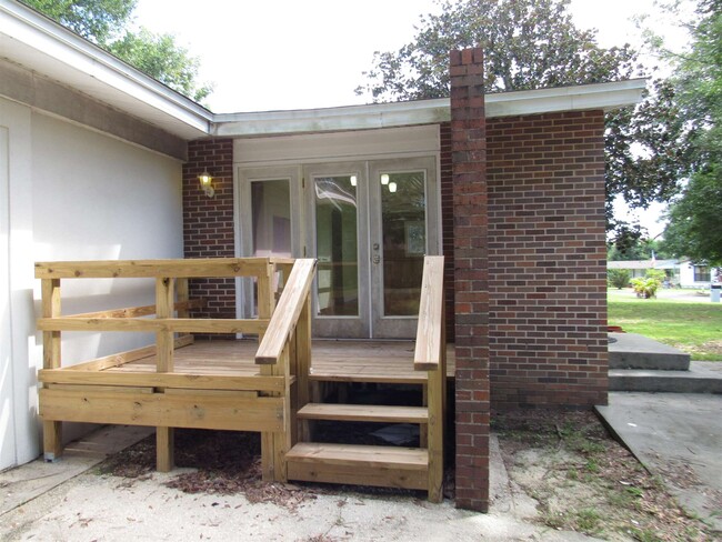 Building Photo - 732 Woodmere Dr