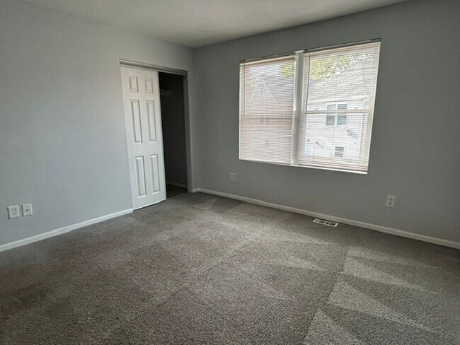 Building Photo - 819-823 Riverview Terrace