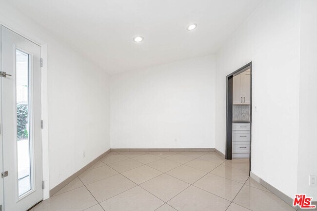 Building Photo - 20746 Clarendon St