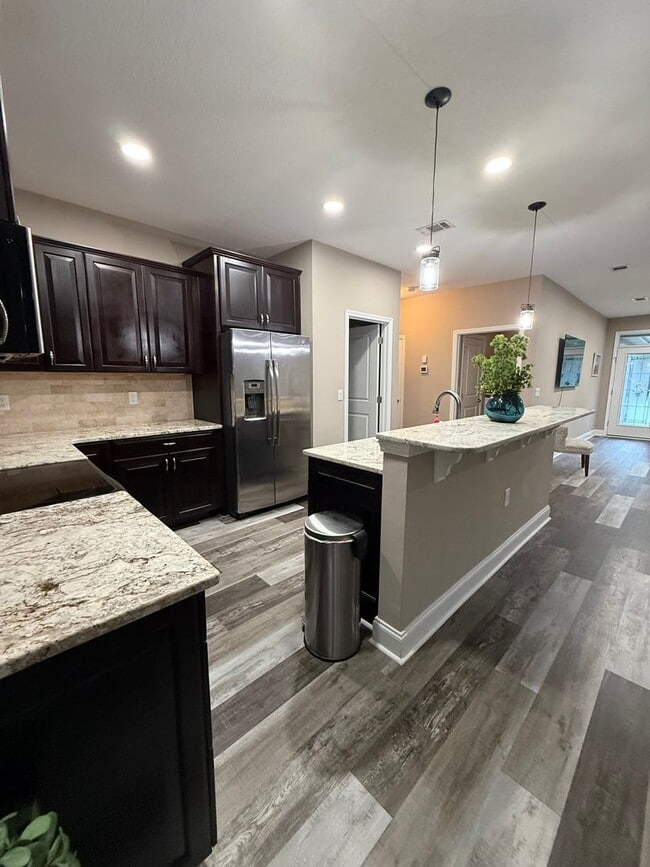 Building Photo - New Listing
